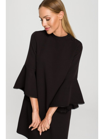 M698 A linijos suknelė su angelo rankovėmis - juoda