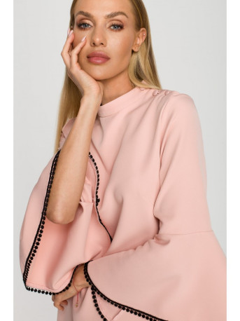 M698 A linijos suknelė su angelo rankovėmis - pudra