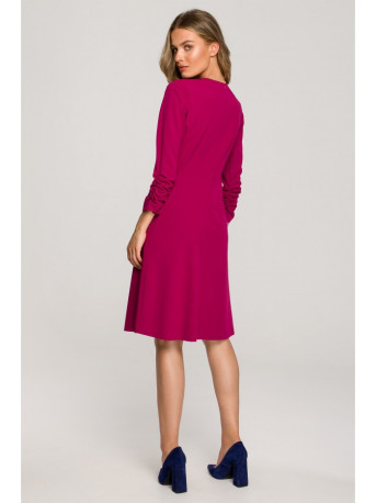 S325 Prigludusi suknelė su kaklaraiščio iškirpte - slyvinė