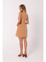 M747 Švarkelio formos suknelė su kaklaraiščio detale - karamelinė