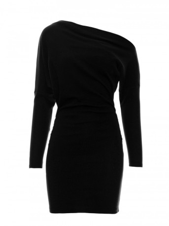 M818 Juoda megzta suknelė per petį