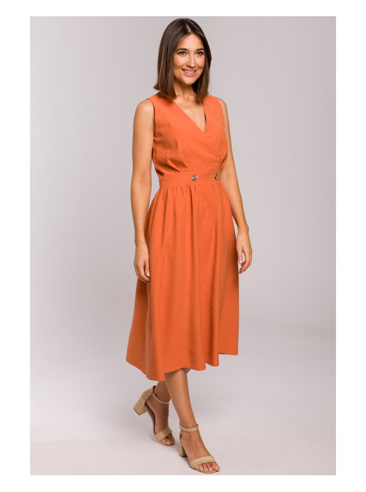 S224 Oranžinė suknelė be rankovių, imituojanti užvartuką, platėjanti nuo liemens - oranžinė