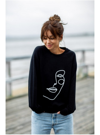 B167 Džemperis su priekiniu spaudu - juoda