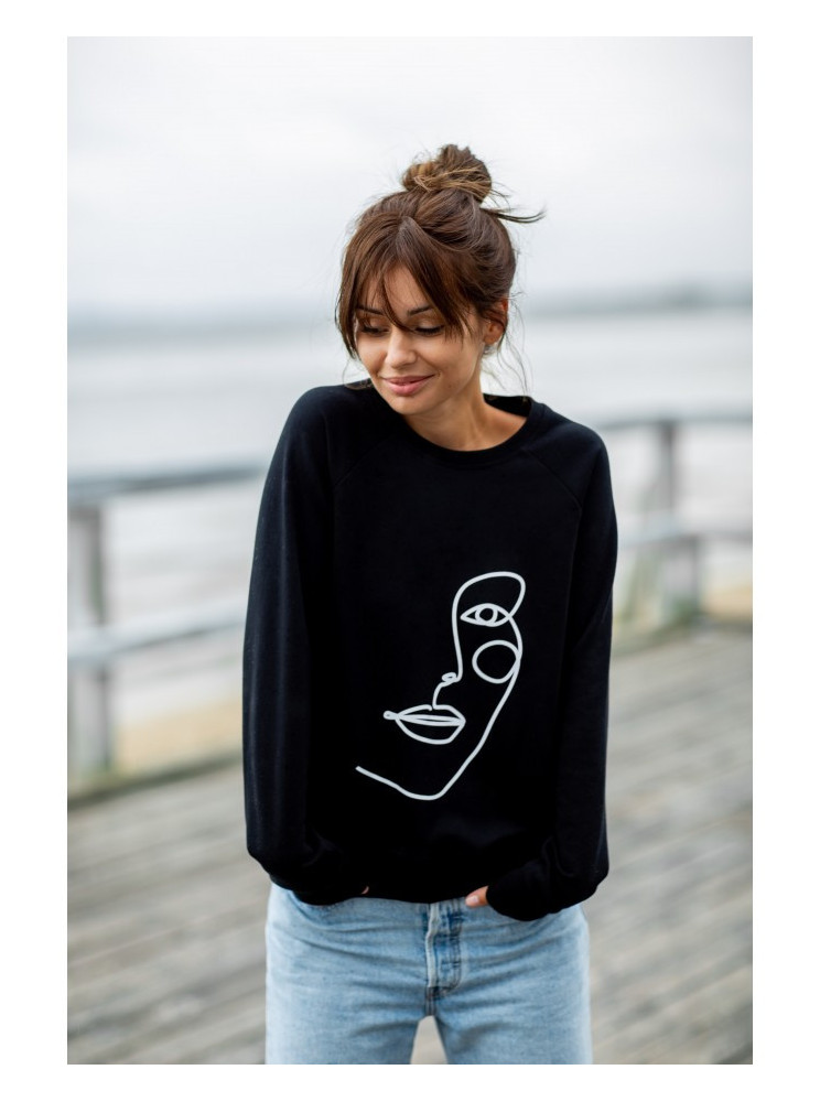 B167 Džemperis su priekiniu spaudu - juoda