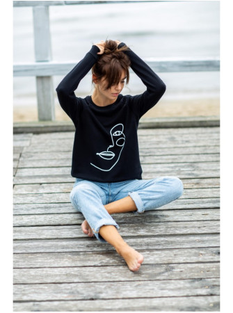 B167 Džemperis su priekiniu spaudu - juoda