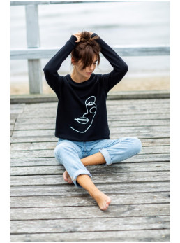 B167 Džemperis su priekiniu spaudu - juoda