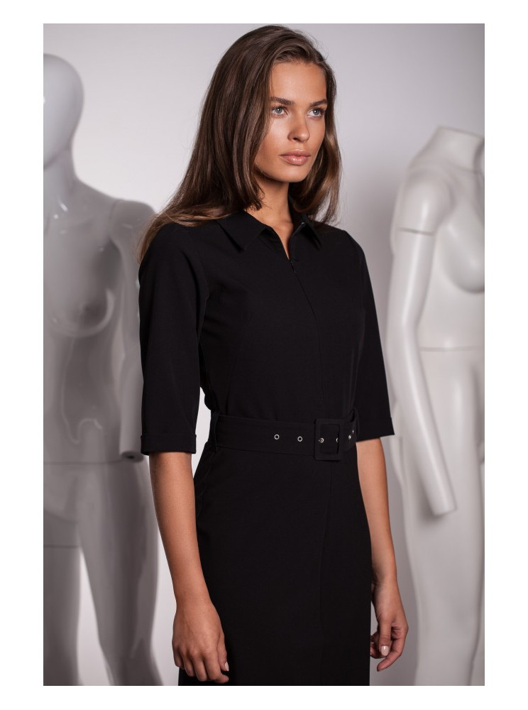 S231 Suknelė su apykakle ir diržu sagtimi - juoda