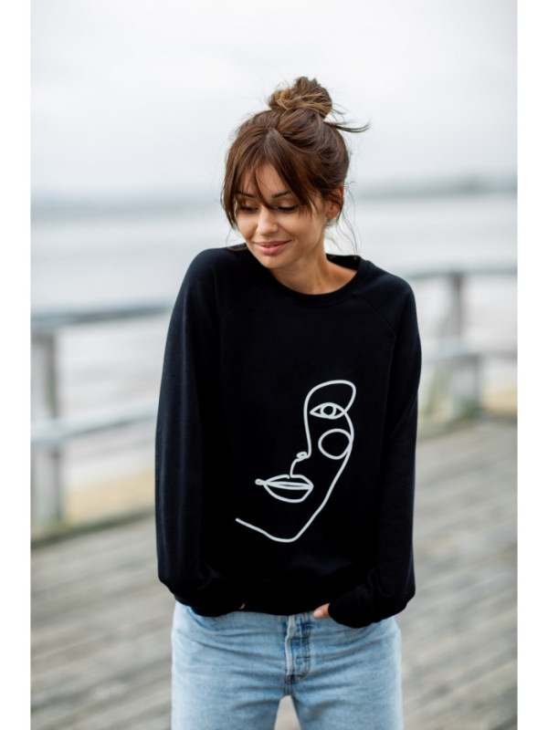 B167 Pullover top with a print in the front - black