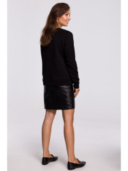 B167 Pullover top with a print in the front - black