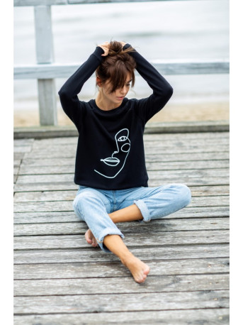 B167 Pullover top with a print in the front - black