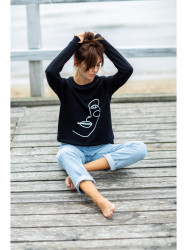 B167 Pullover top with a print in the front - black