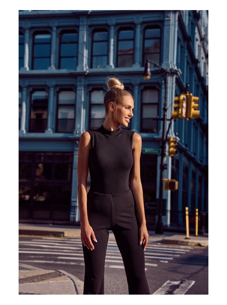 M697 Aukštu kaklu, berankis bodis - juoda