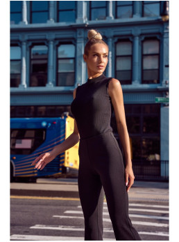 M697 Aukštu kaklu aptemptas bodis be rankovių - juoda