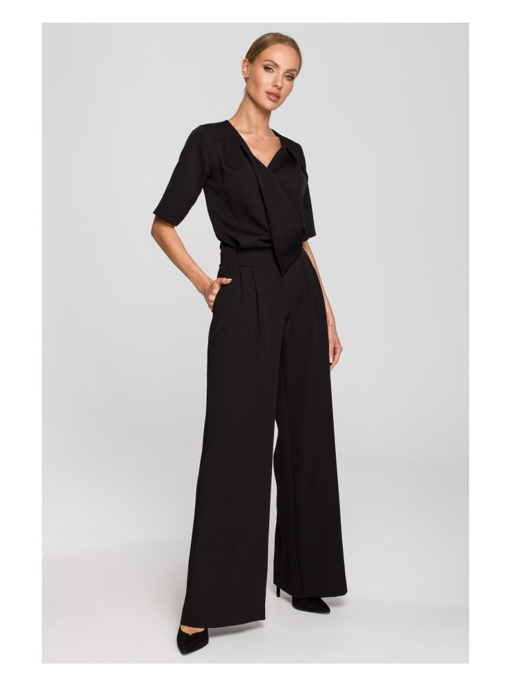 M703 Kombinezonas su dekoratyvine V formos iškirpte - juoda