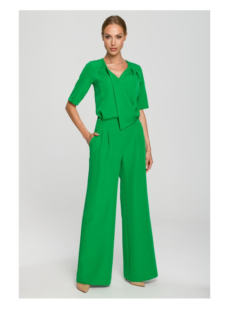M703 Žalias kombinezonas dekoratyvine V formos iškirpte - žalia