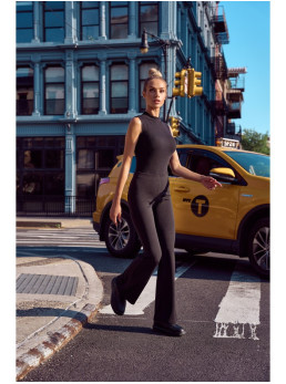 M704 Aukštu liemeniu platėjančios kelnės - juoda