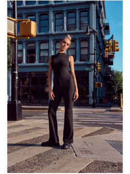 M704 Aukštu liemeniu platėjančios kelnės - juoda