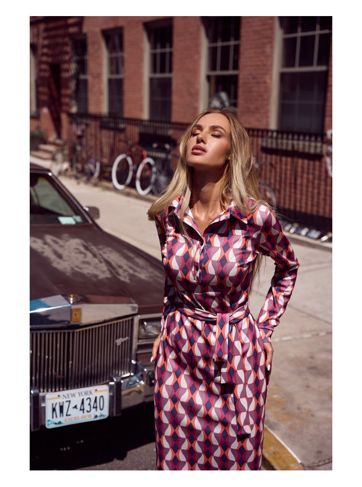 M706 Figūrą pabrėžianti suknelė su apykakle (modelis 2) - spalva