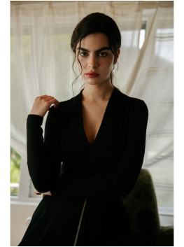 S327 Bodžiukas V formos iškirpte - juoda