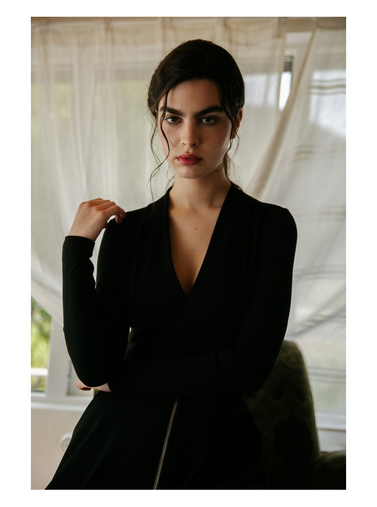 S327 Bodžiukas V formos iškirpte - juoda