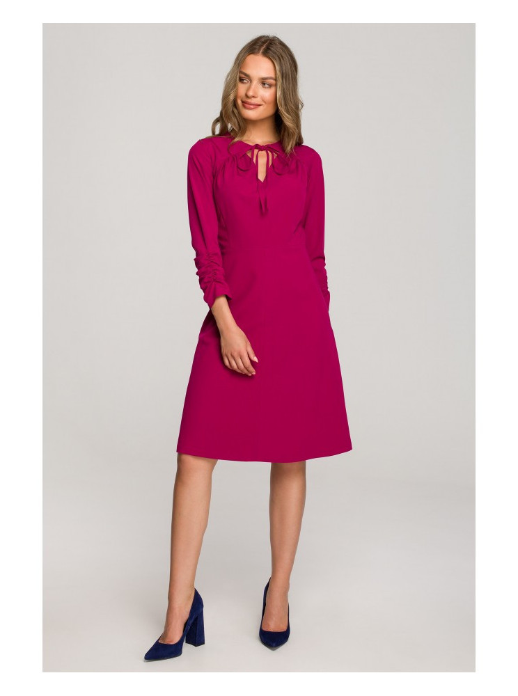 S325 Priglundanti ir platėjanti suknelė su raišteliais prie kaklo - slyvų