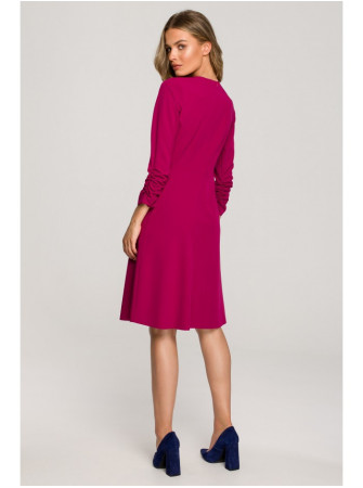 S325 Priglundanti ir platėjanti suknelė su raišteliais prie kaklo - slyvų