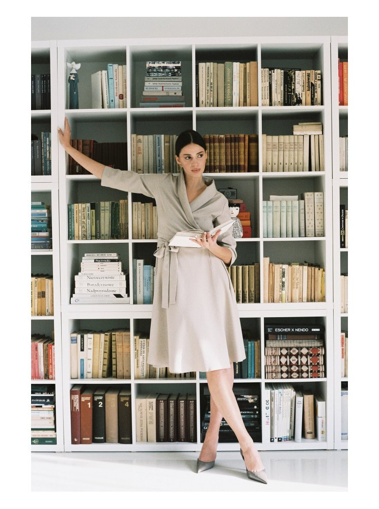 B255 Suvyniojama suknelė su šalikiniu kaklu - smėlio