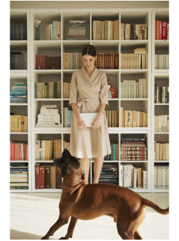 B255 Suvyniojama suknelė su šalikiniu kaklu - smėlio