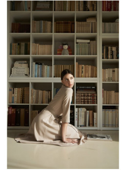 B255 Suvyniojama suknelė su šalikiniu kaklu - smėlio