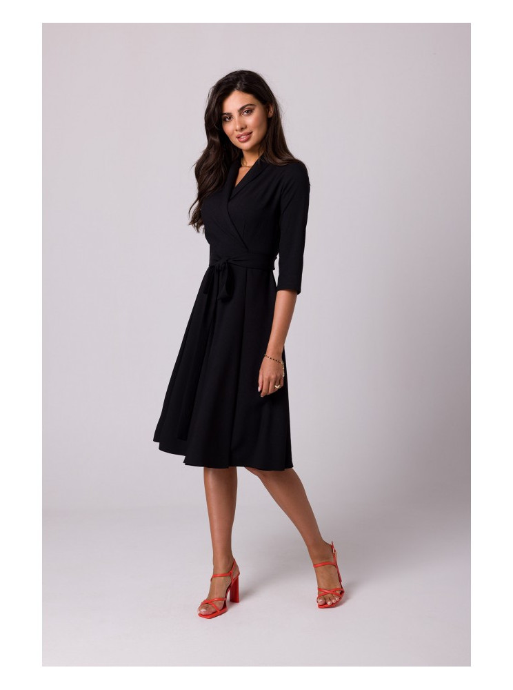 B255 Siaučiamojo stiliaus suknelė su šaline apykakle - juoda