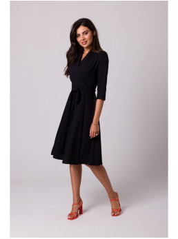 B255 Siaučiamojo stiliaus suknelė su šaline apykakle - juoda