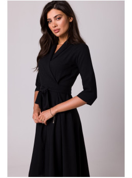 B255 Siaučiamojo stiliaus suknelė su šaline apykakle - juoda