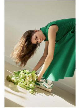 B261 Prigludusi ir platėjanti medvilninė suknelė - žalia