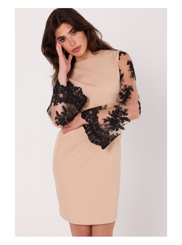 .K182 Smėlio spalvos suknelė su plačiomis gipiūrinėmis rankovėmis - smėlio