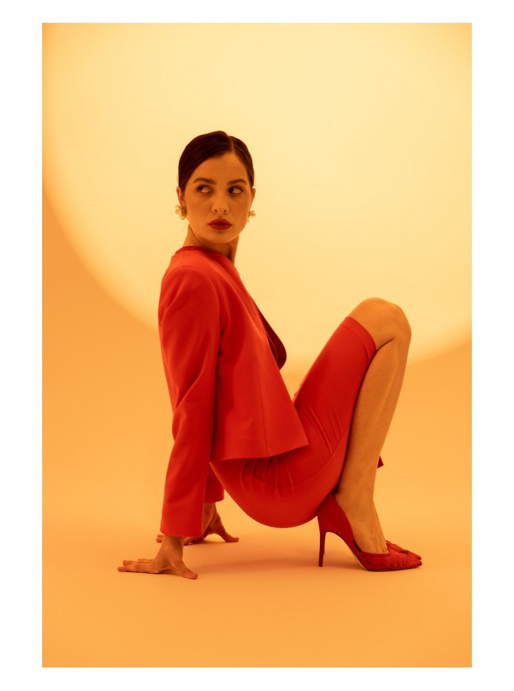 S368 Trumpas švarkelis atviru priekiu - raudona