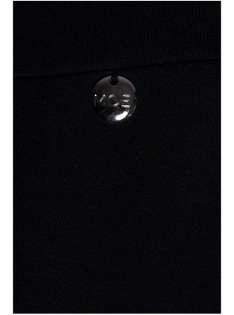 M786 Priglundanti ir platėjanti mini suknelė - juoda