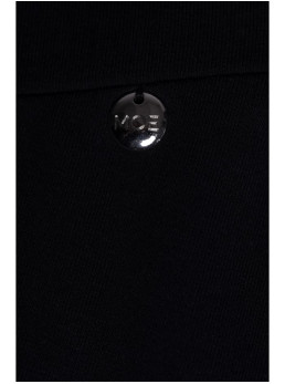 M786 Priglundanti ir platėjanti mini suknelė - juoda