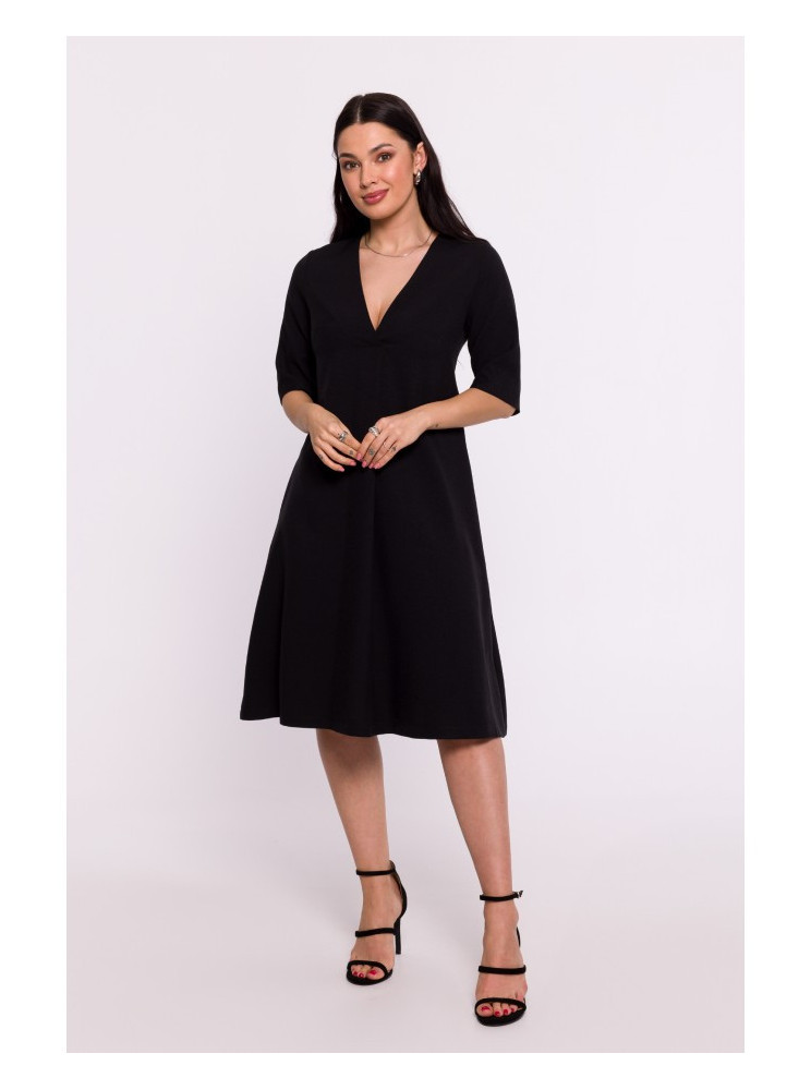 B280 Trapecijos formos suknelė su V formos iškirpte - juoda