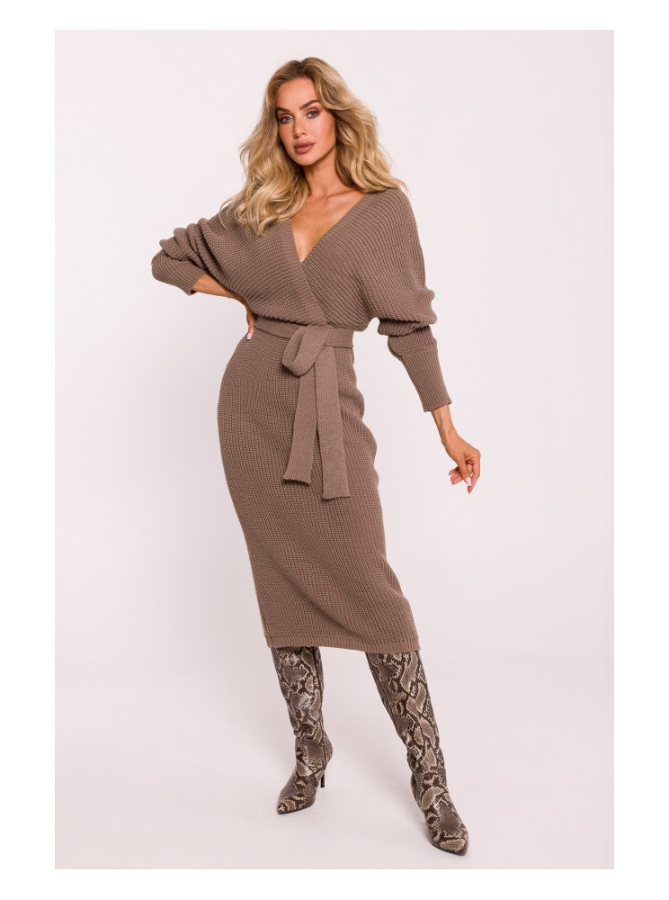 M810 Megzta suknelė su V formos iškirpte - kapučino