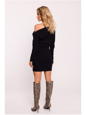 M818 Megzta suknelė su nuleistais pečiais - juoda
