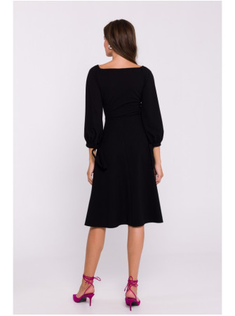 S383 Plazdančio silueto suknelė pūstomis rankovėmis - juoda