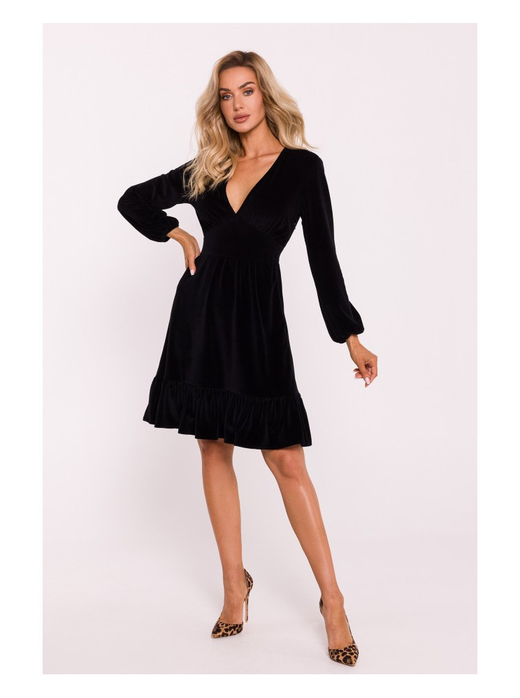 M826 Velvetinė suknelė V formos iškirpte - juoda