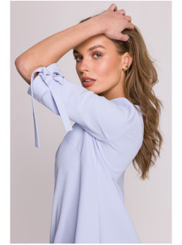 S393 A silueto suknelė surišamomis rankovėmis - šviesiai mėlyna