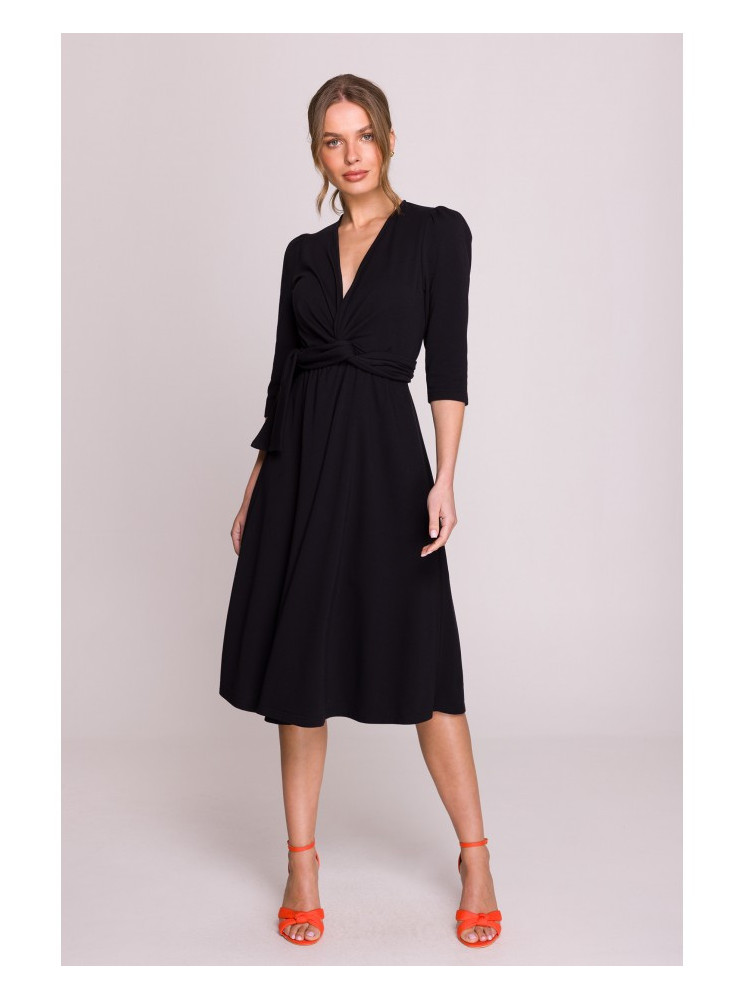 S404 Priglundanti megzta suknelė platėjančiu sijonu su dirželiu - juoda