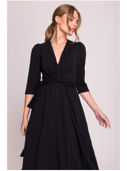 S404 Priglundanti megzta suknelė platėjančiu sijonu su dirželiu - juoda