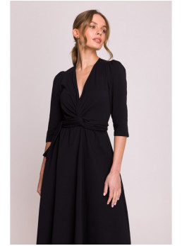 S404 Priglundanti megzta suknelė platėjančiu sijonu su dirželiu - juoda