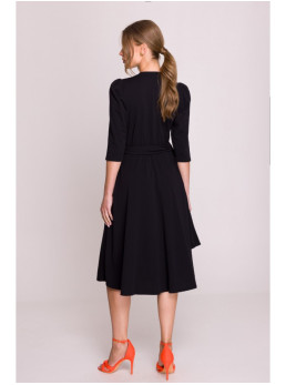 S404 Priglundanti megzta suknelė platėjančiu sijonu su dirželiu - juoda
