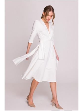 S404 Megzta suknelė platėjančiu sijonu su dirželiu - nebalinta