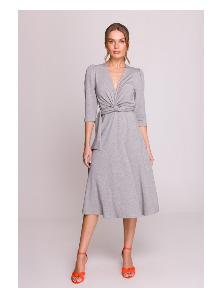 S404 Priglundanti ir platėjanti megzta suknelė su dirželiu - pilka