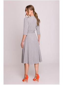 S404 Prigludusi ir platėjanti megzta suknelė su dirželiu - pilka